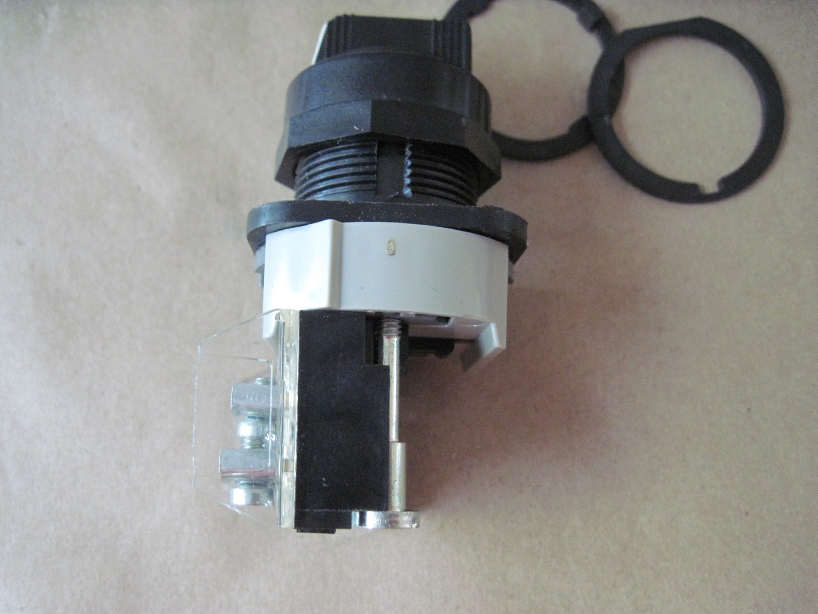 Allen-Bradley 800H-JR4H 30mm 3-Position Selector Switch Spring Return from Left