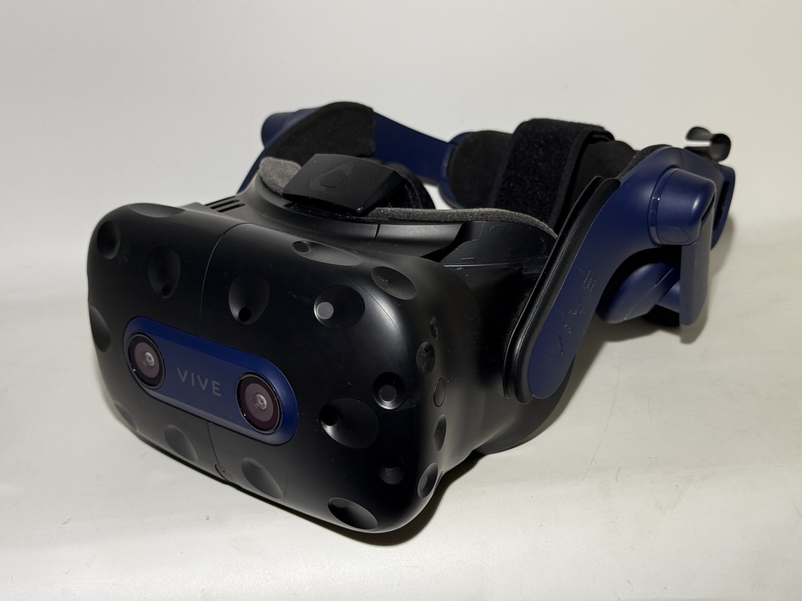 HTC Vive Pro 2 HMD Virtual Reality VR - Headset ONLY