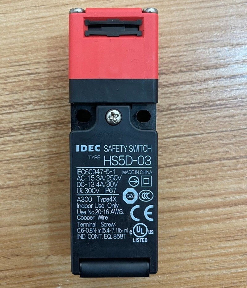 1pc New   IDEC  Safety Switch  HS5D-03RN