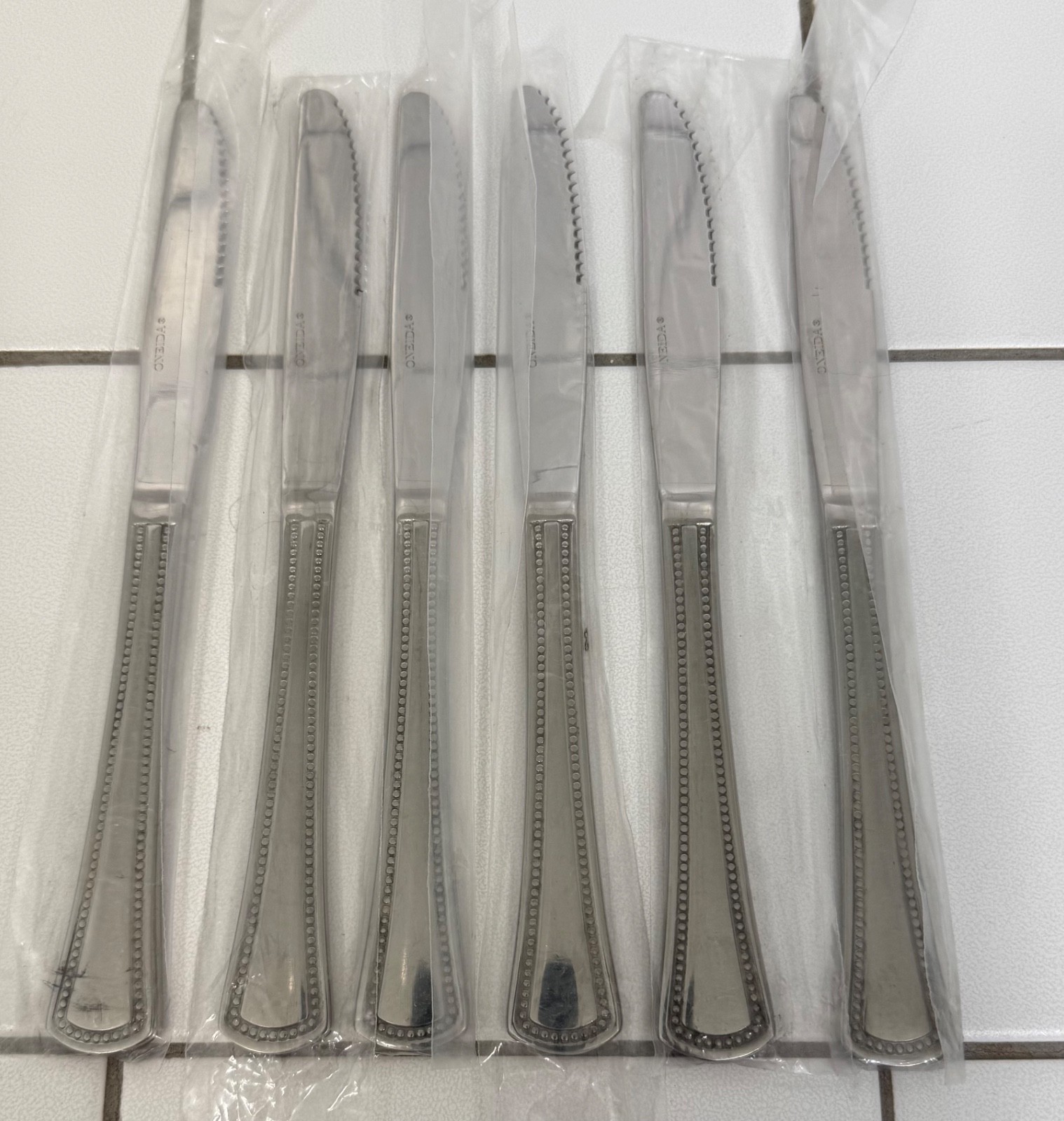 6 Oneida NEEDLEPOINT Beaded 9 inch serrated / solid handle - Dinner Knives