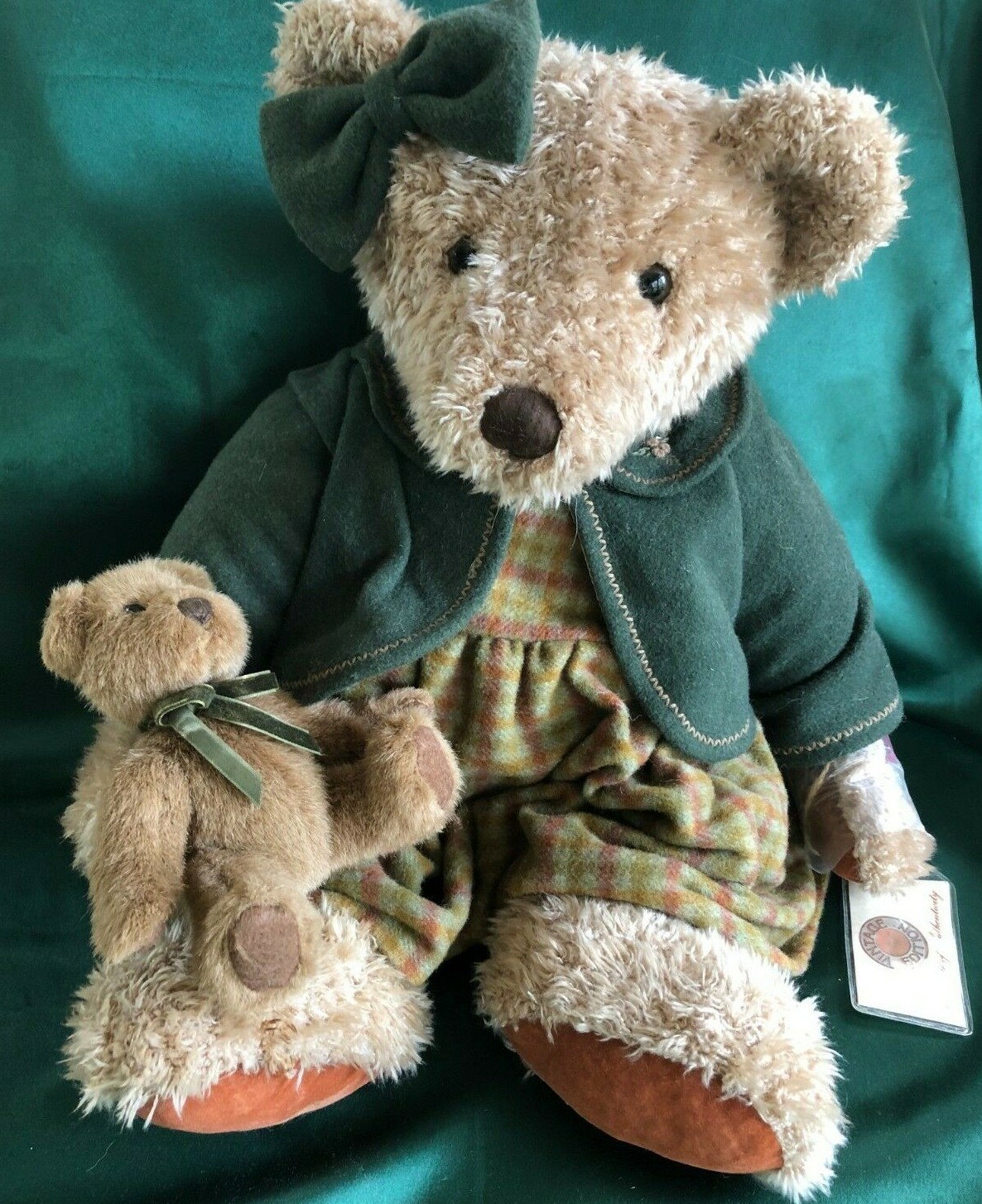 RUSS BERRIE  -  VINTAGE EDITION COLLECTION  - 18" BEAR - LADY ELSPETH