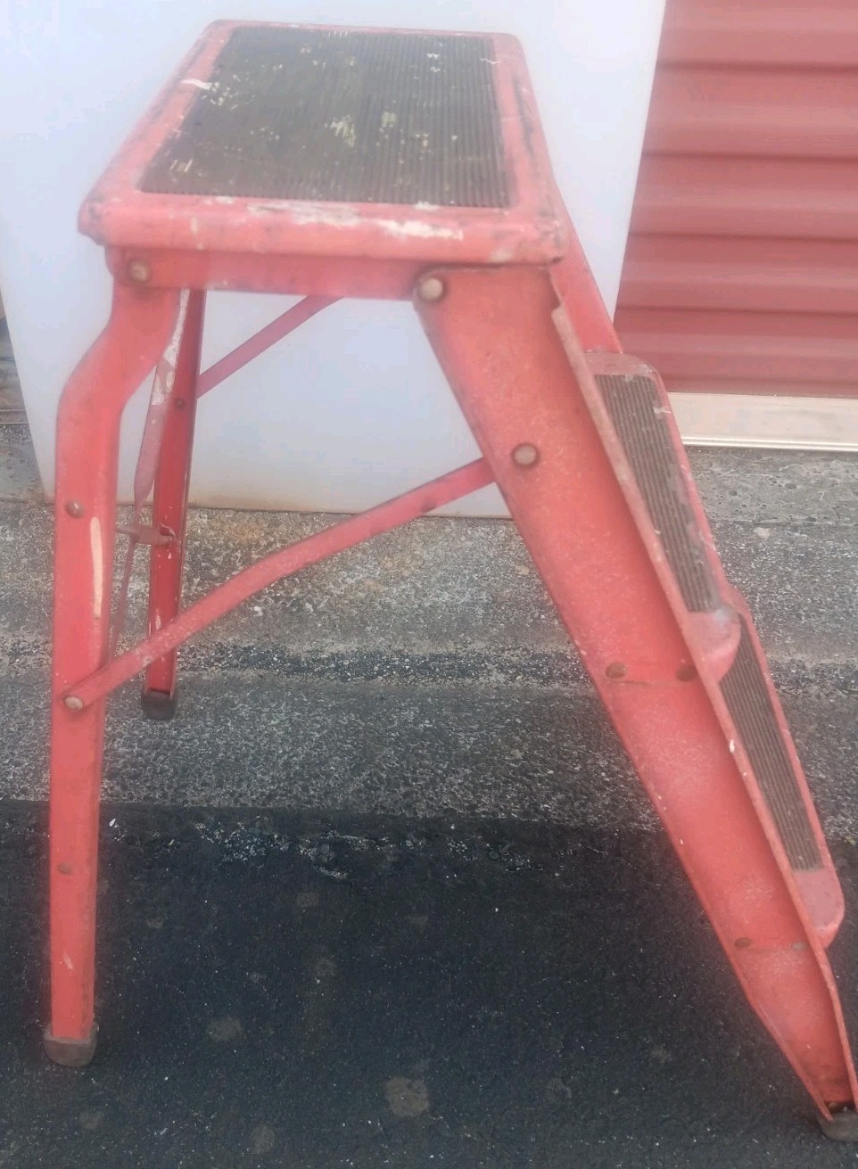 VINTAGE HOT PINK LADDERETTE / BUCKEYE DIV. WOOSTER OHIO 1952 METAL STEP LADDER