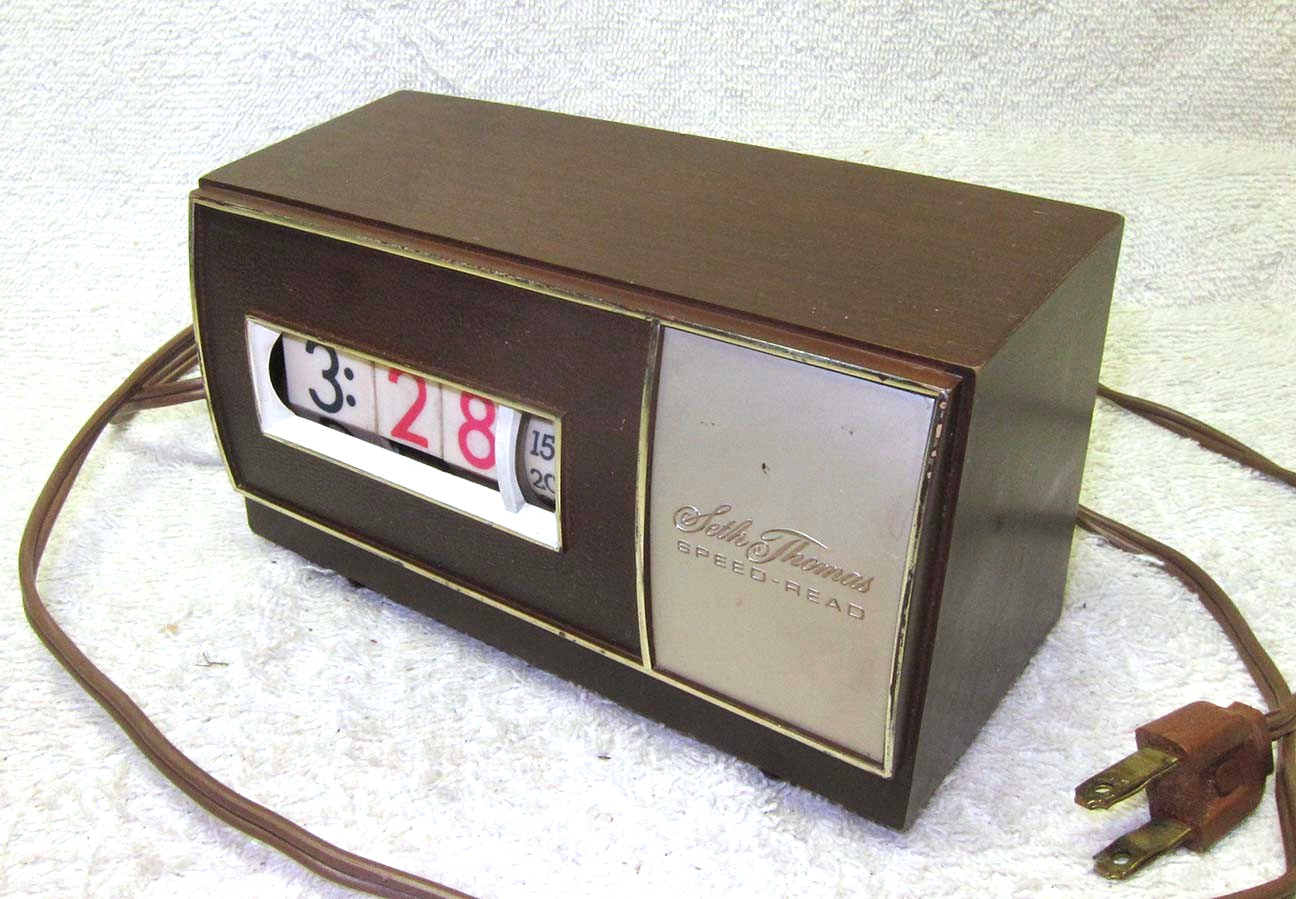 KITCHY Vintage 1960's Seth Thomas SPEED-READ Model E039 Digital Clock.  Works!