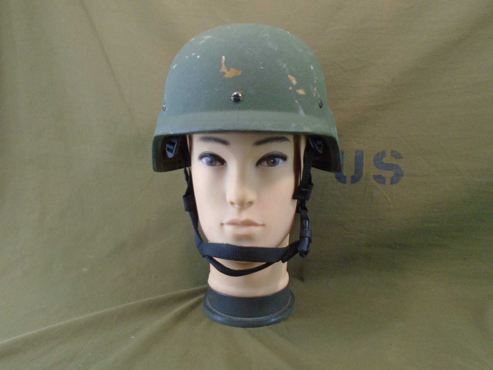 US Military PASGT Ground Troops Helmet Medium 2009 with chinstrap and pads 200-C