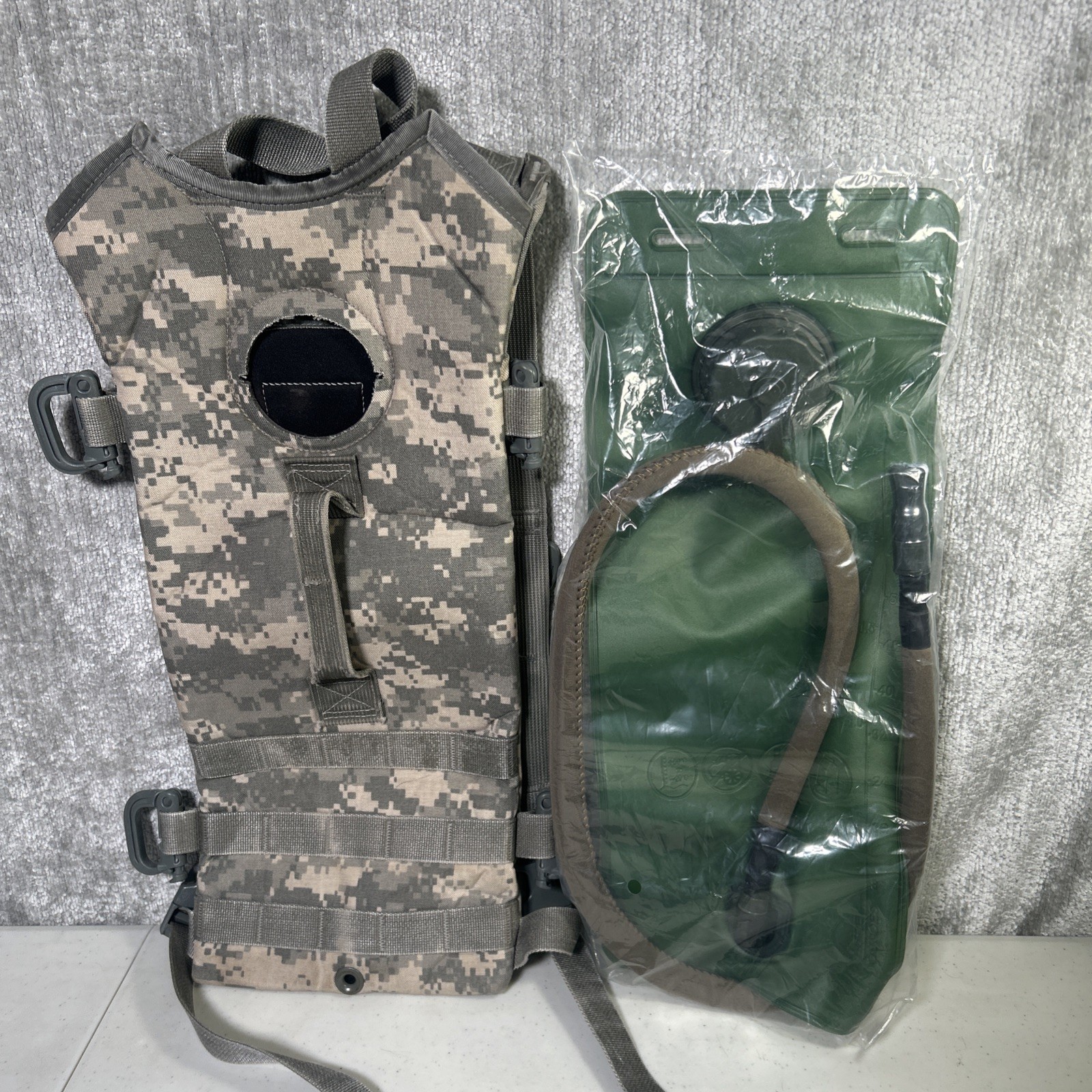 USGI ACU Multicam Molle II 2.5 L Hydration System Carrier Pack w/ New Bladder