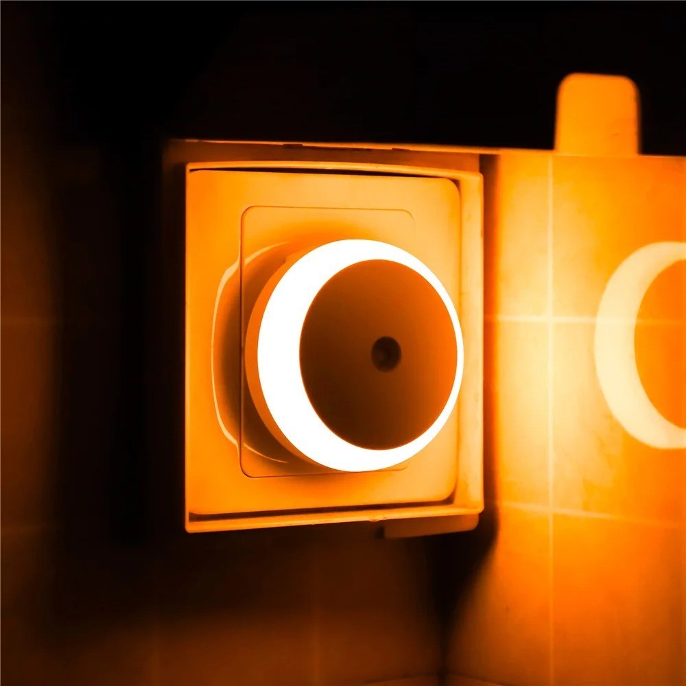 Smart LED Night Light Plug in Auto Dusk to Dawn Sensor Wall Lamp