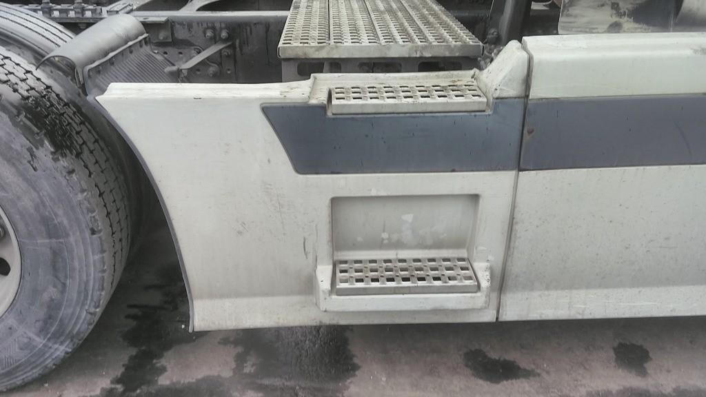 For 2006 VOLVO VNL SIDE FAIRING Right ,  OH