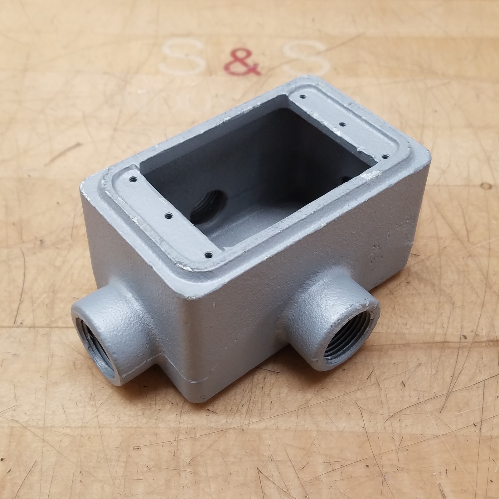 Appleton 3/4 21 FDX Single Gang Box, 4 Hub, 3/4"NPT - USED