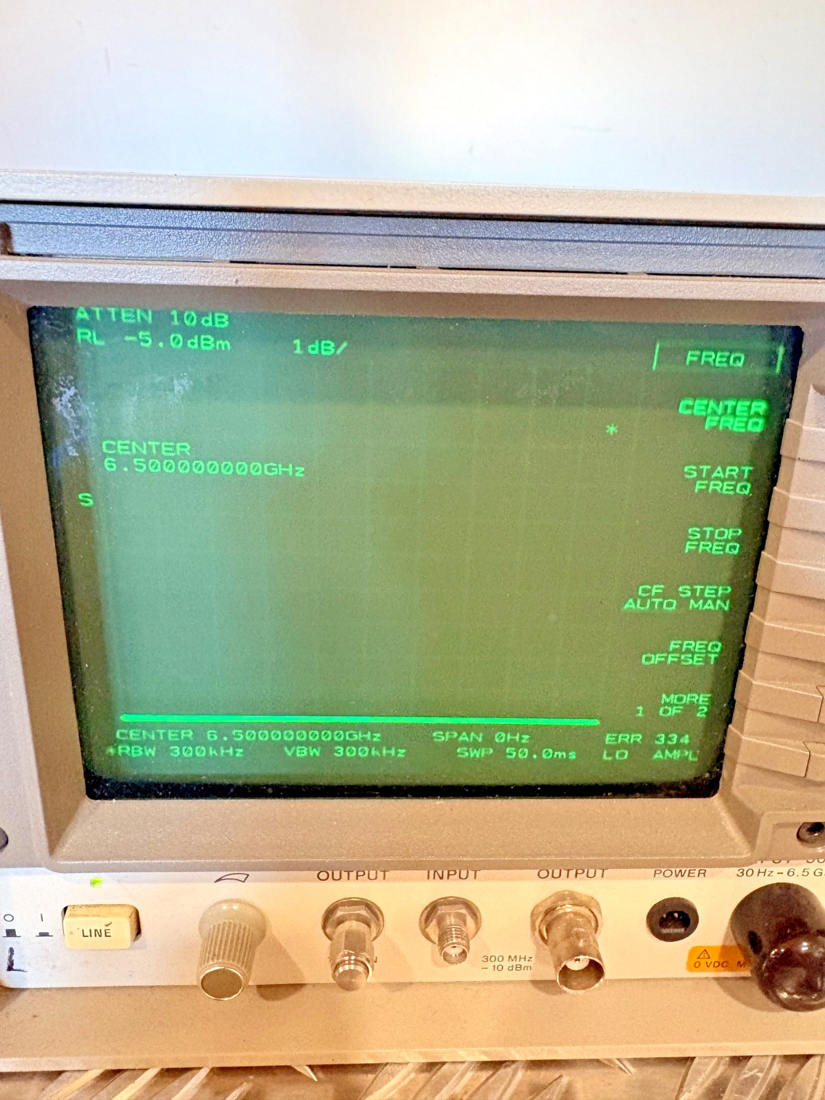 HP 8561E Spectrum Analyzer 30Hz-6.5GHz RF Microwave Analyzer Powers On