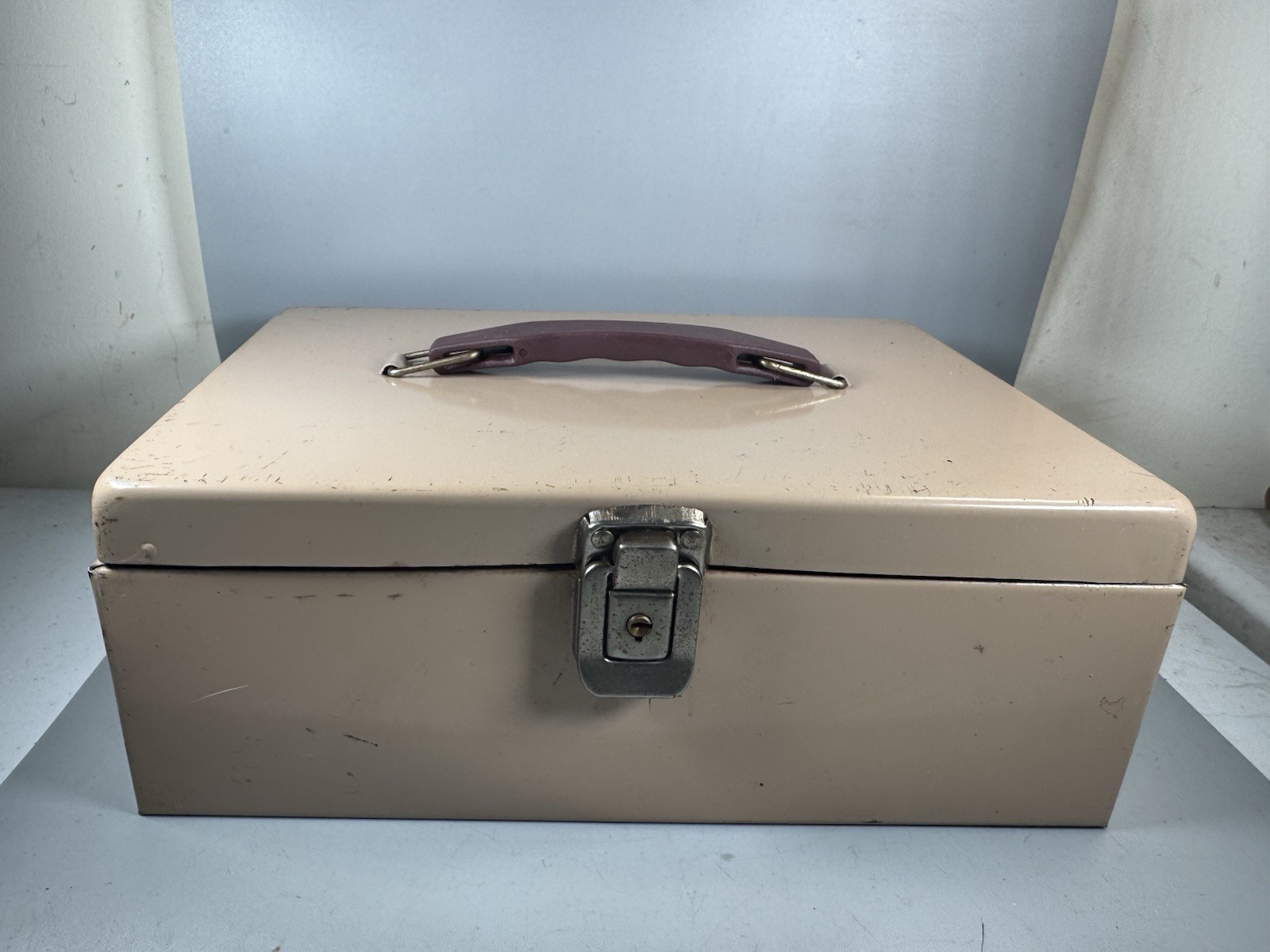 Vintage Metal Lock Box Cash Document Storage Box w/ 2 Keys 11x7.5x4 Beige
