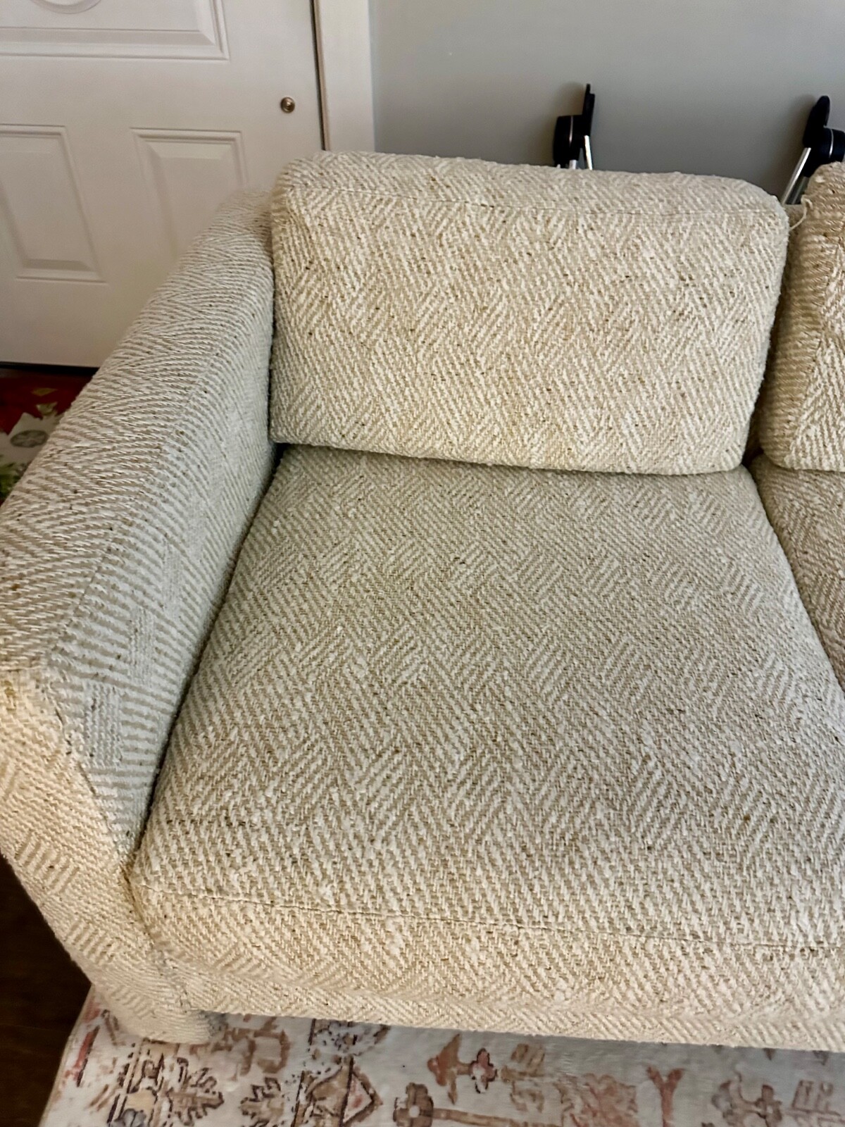 Perfect love seat for additional seating and to spruce up any room.