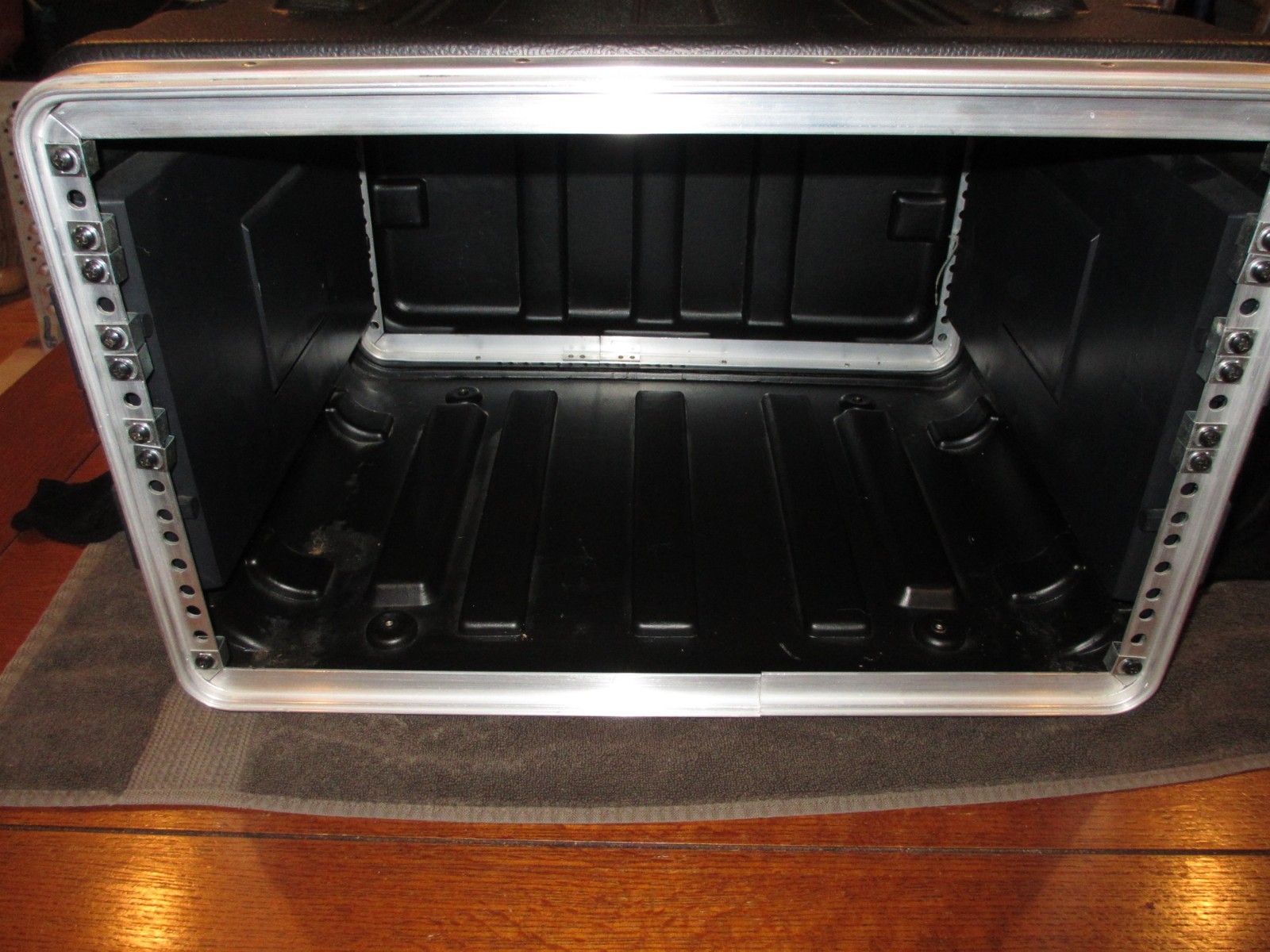 SKB Molded 6 Space 19" Audio Rack Case in Excellent Condition Price Reduced