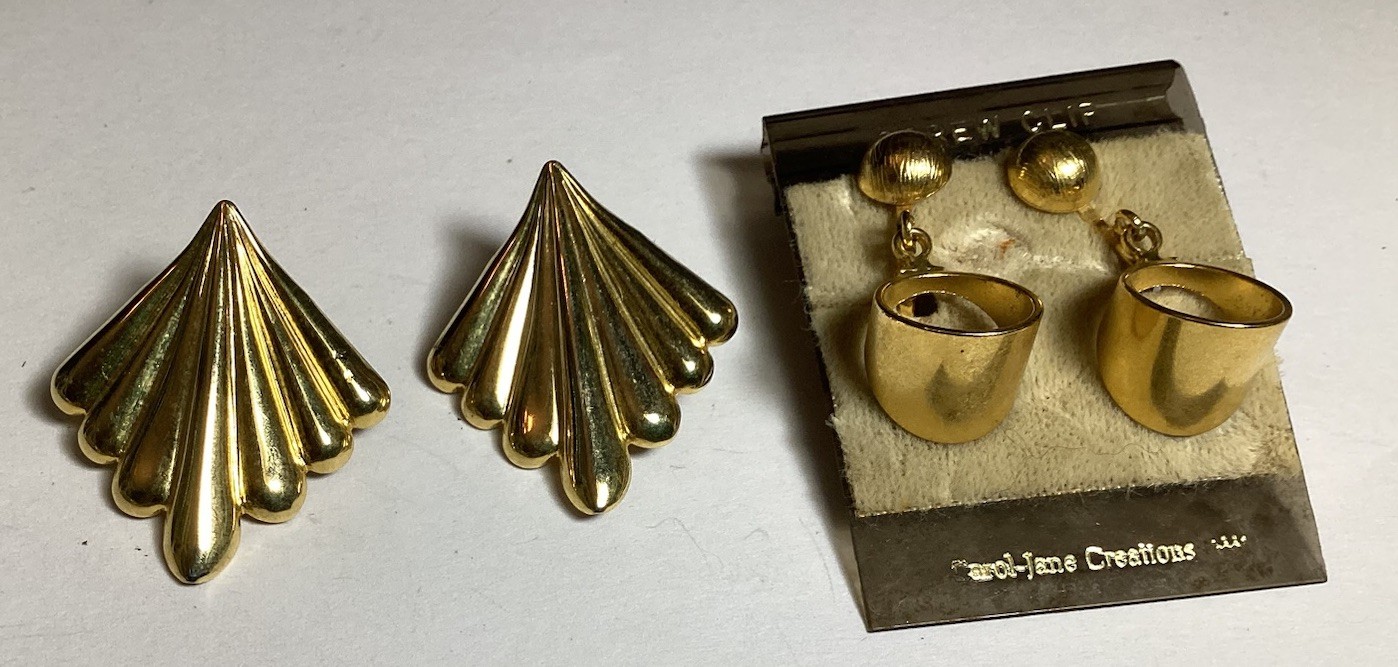 VINTAGE MIXED LOT OF 2 PAIRS OF CLIP-ON  EARRINGS GOLDTONE HOOPS & FAN DESIGNS