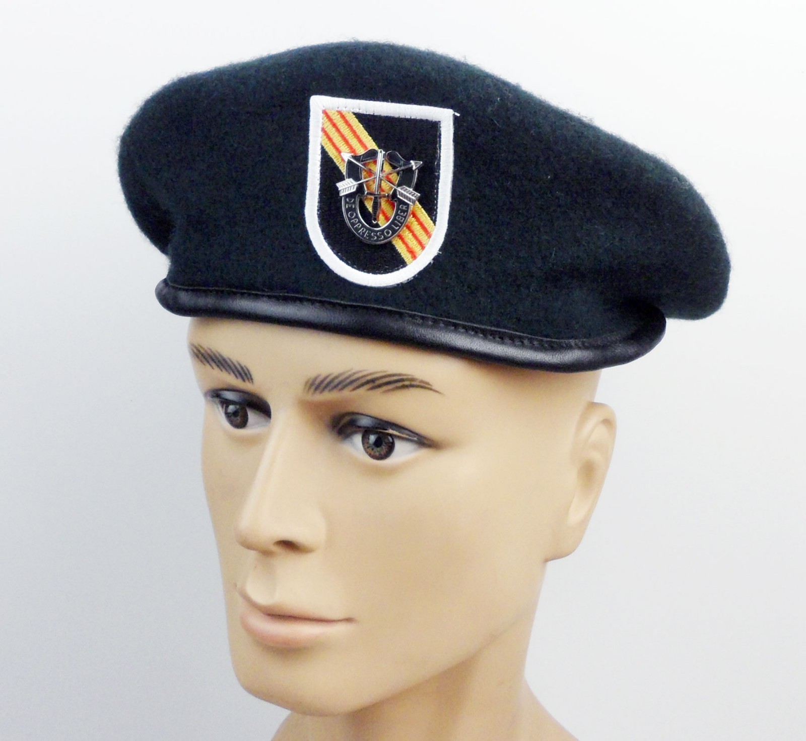 US ARMY SPECIAL FORCES GREEN BERET HAT & SFG GREEN BERET BADGE SIZE L
