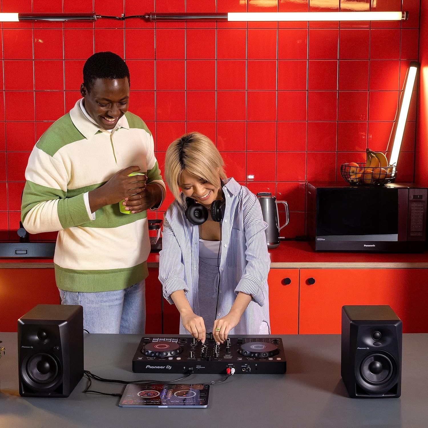 2-Channel DDJ- Controller - Mix Your Tracks with Professional Ease in Graphite