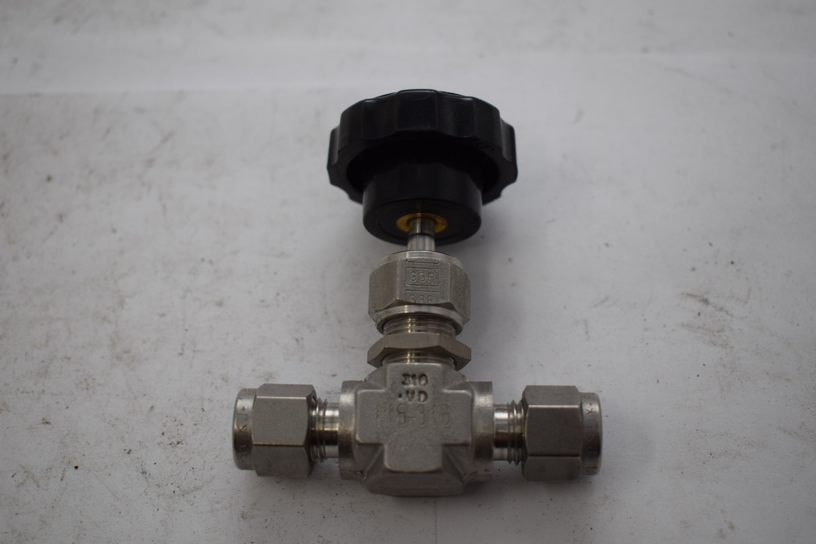 Flolok 118-316, Integral Bonnet Needle Valves - Straight 316 1/4'' Fittings