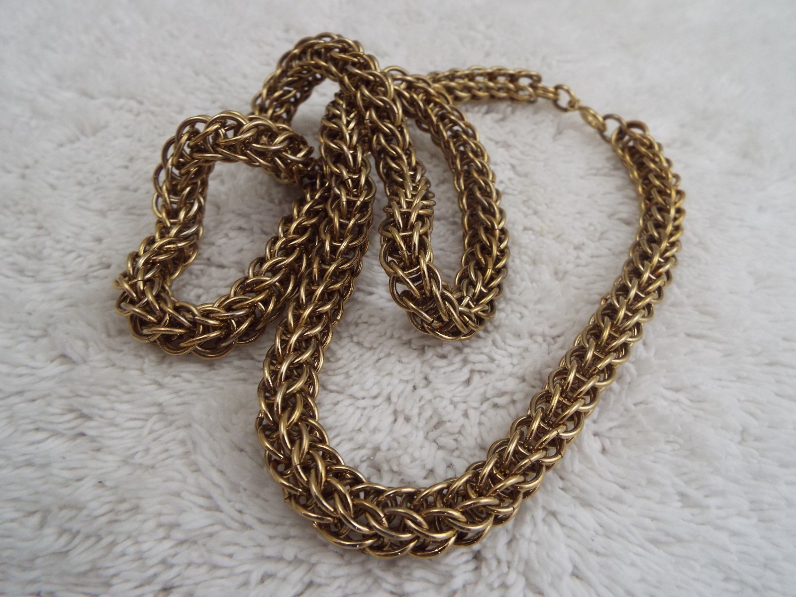 Thick Goldtone Rolled Chain Necklace (B30)