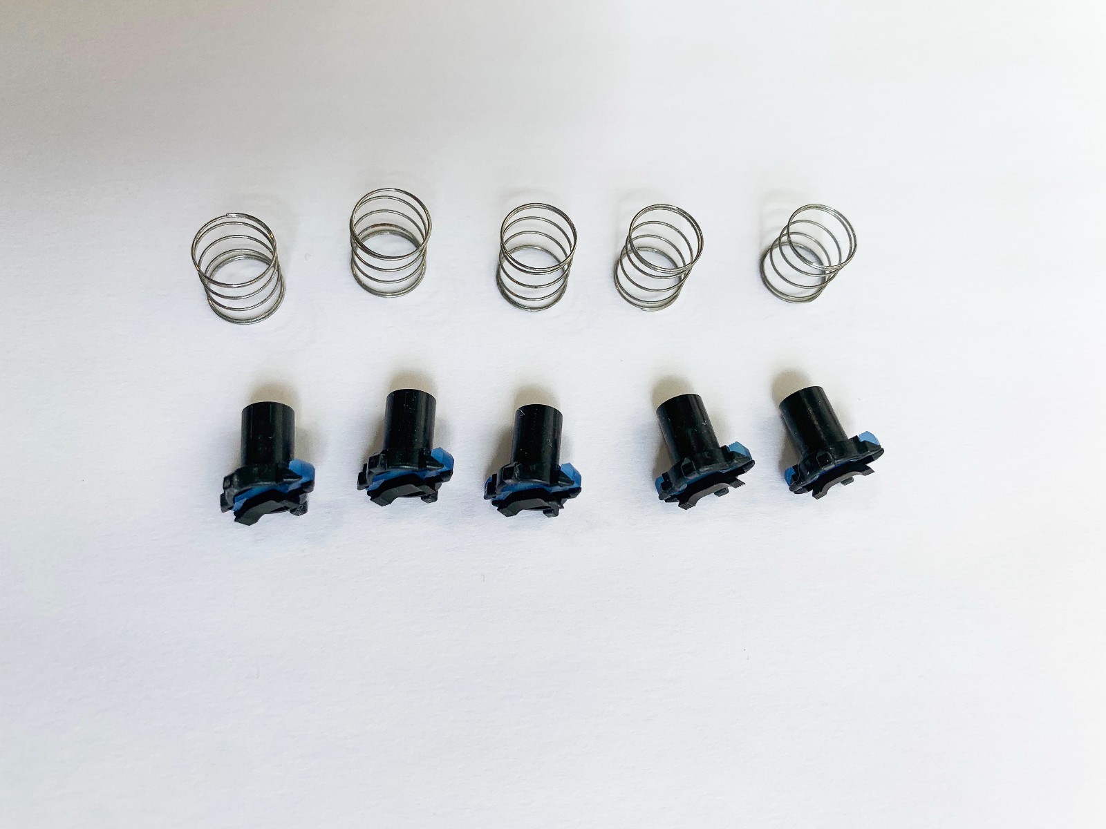 5 PCS COMMODORE AMIGA A500 KEYBOARD REPLACEMENT BLACK PLUNGERS with SPRINGS