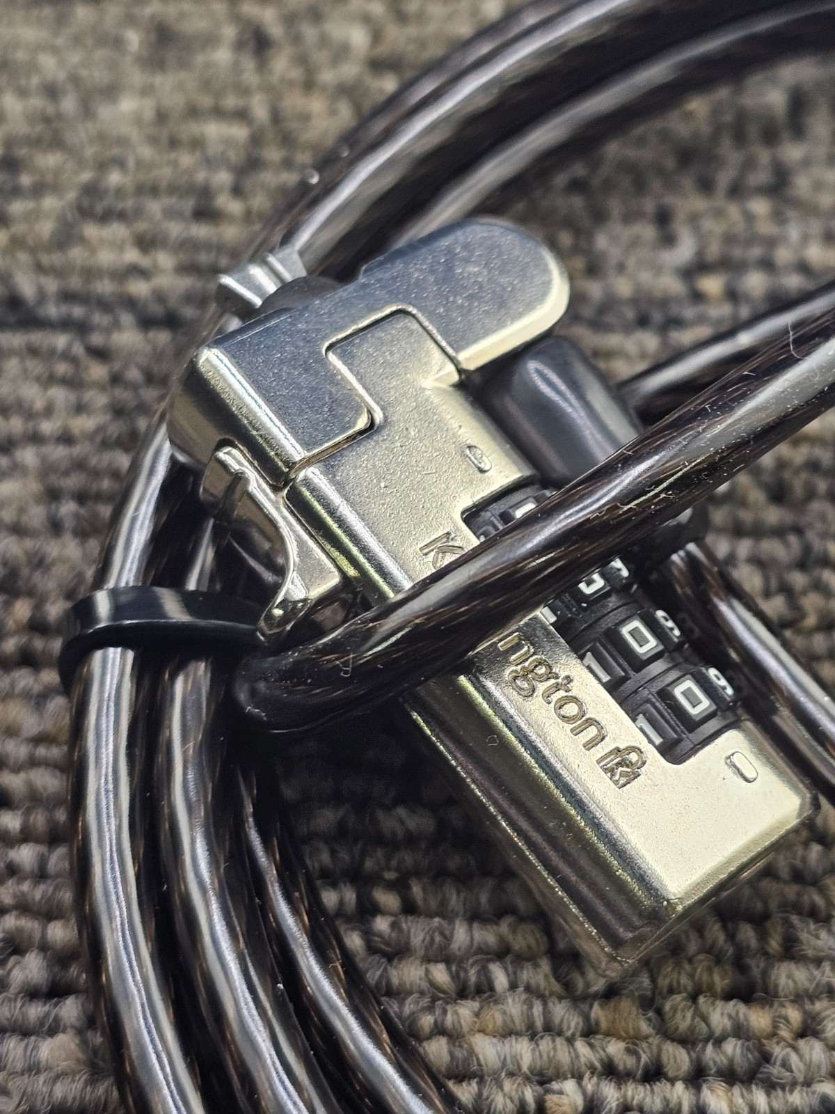 KENSINGTON N17: 4-Code Combination Security Lock For Wedge-Shaped Lock Slot