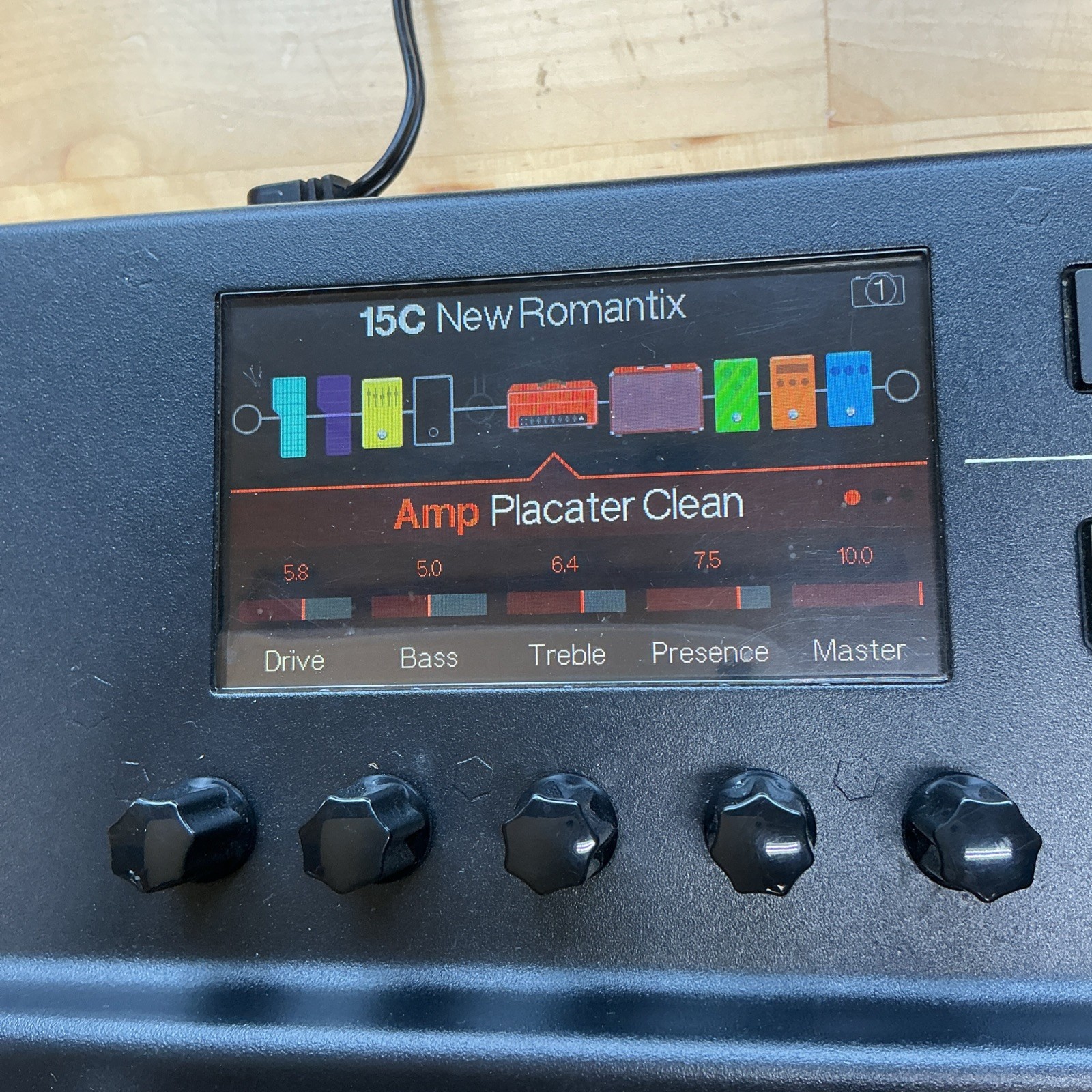 Line 6 POD Go Guitar Multi Effects Processor Amp Sim Modeler + Line 6 Road Case