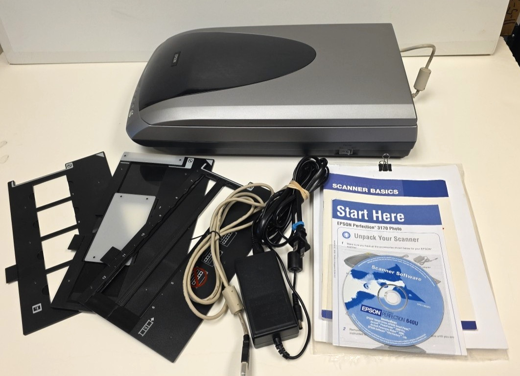 Epson Perfection 3170 Flatbed Color Photo Scanner J161A + 3 Film Holders Exc.