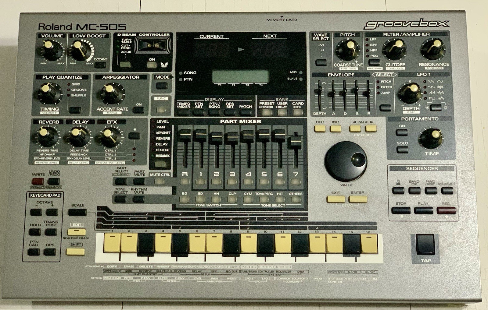 Roland MC-505 Groovebox 8-Track MIDI Controller Sequencer Drum Machine 1998