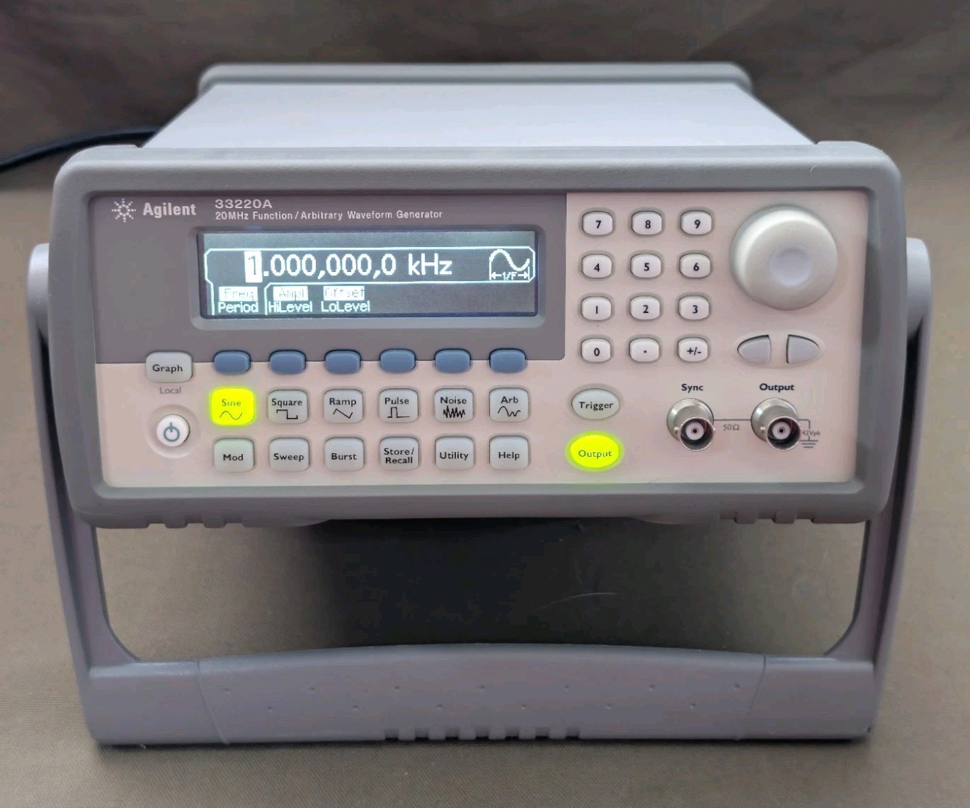 Agilent 33220A 20MHz Function/Arb Waveform Generator - Very Good Condition