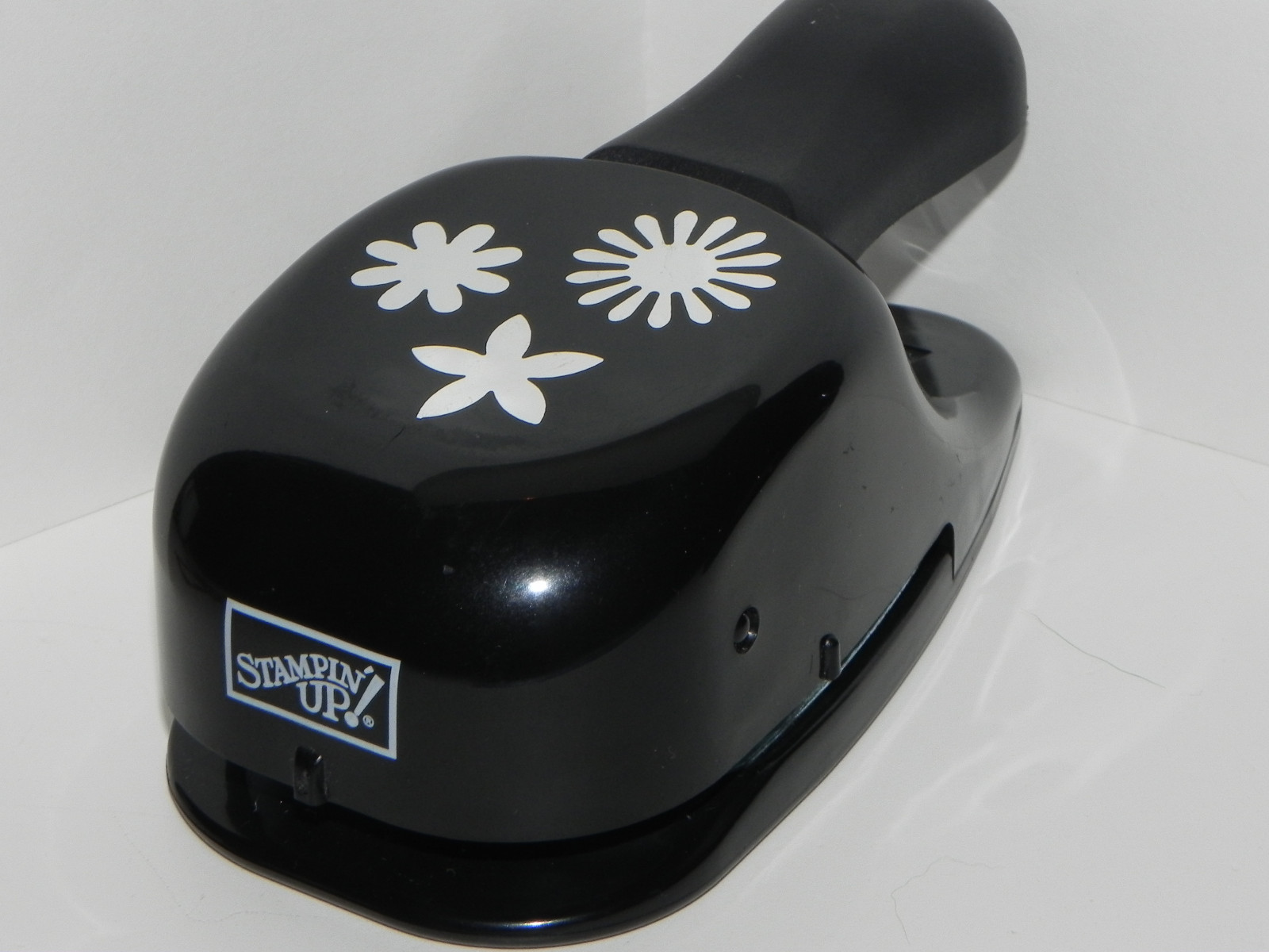 Stampin Up Paper Punch Spring Bouquet Flower ( Older Style Black Whale Punch )