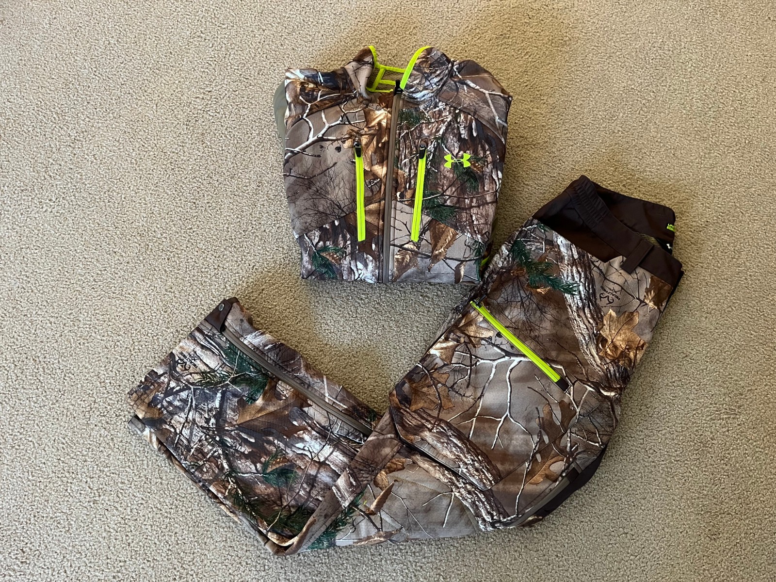 SET Mens Under Armour Storm Softshell Realtree Xtra Camo Jacket and Pants Large