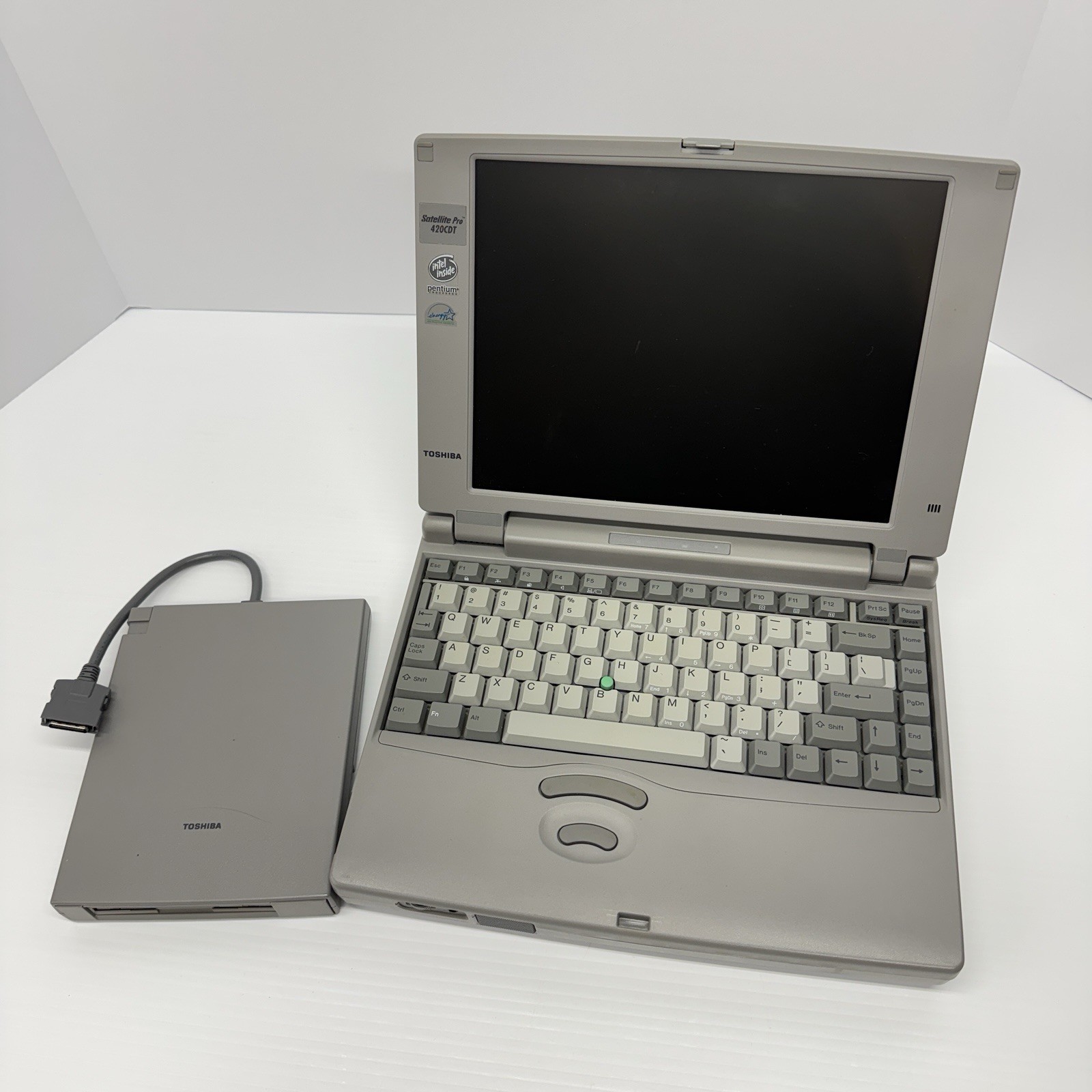 Toshiba Satellite Pro 420CDT Laptop Workin Windows 98 W/ External 3.5 Drive