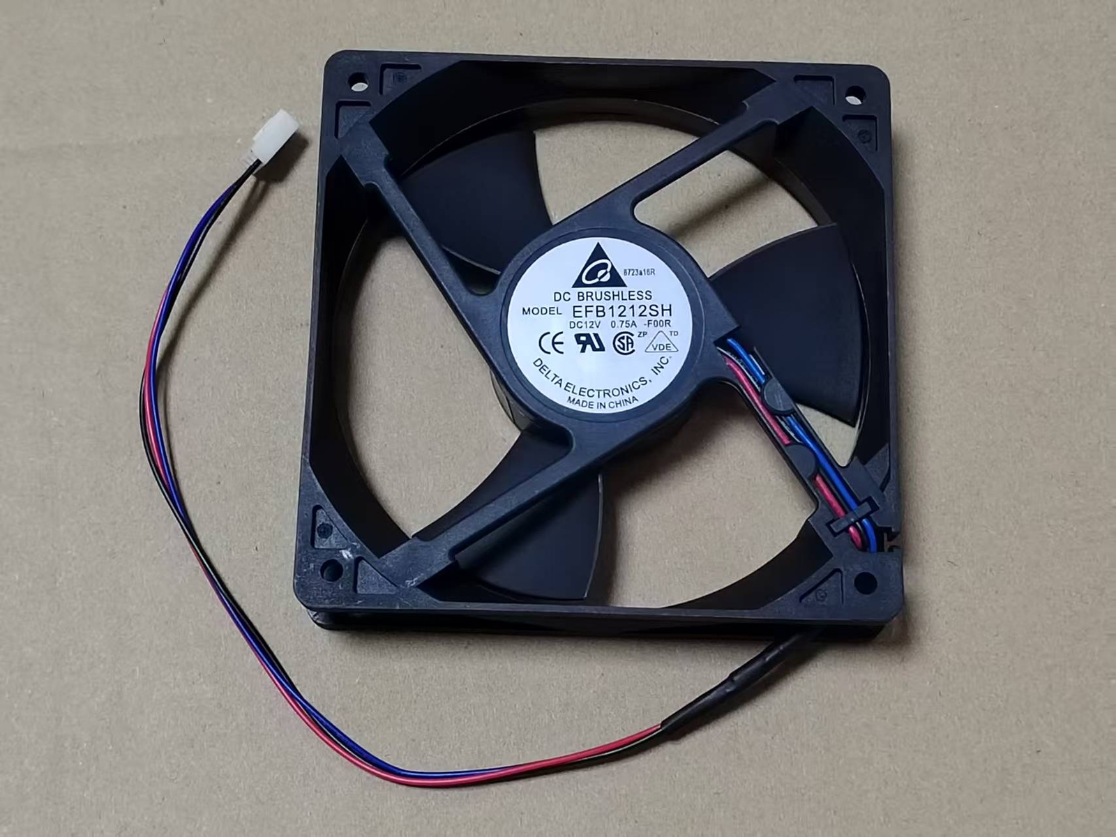 Original Delta EFB1212SH 3-wire 12V 0.75A 120 * 120 * 25 switch fan