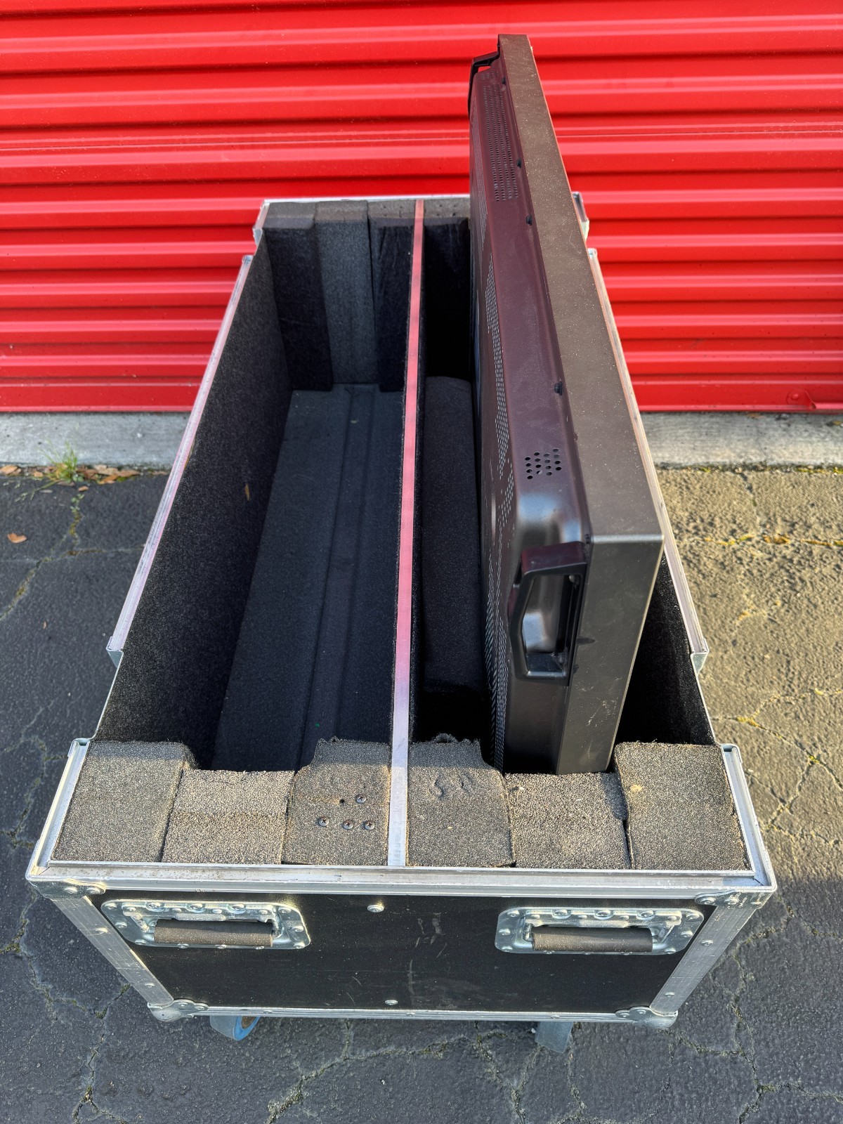 Professional Clamshell Rolling A/V ROAD CASE ONLY for 42"+ Display Monitors