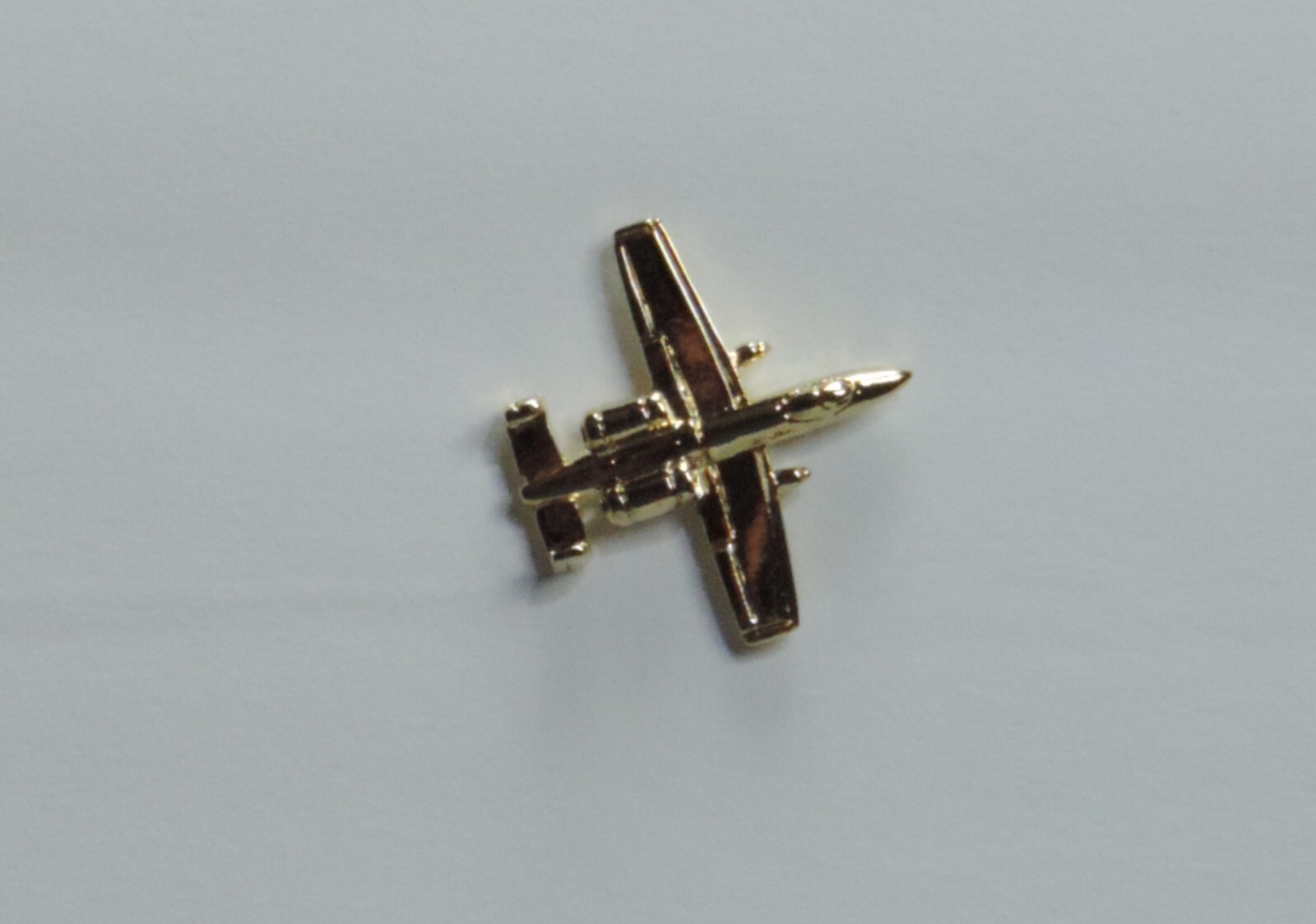 UNITED STATES AIR FORCE A-10 THUNDERBOLT GOLD COLOR PIN