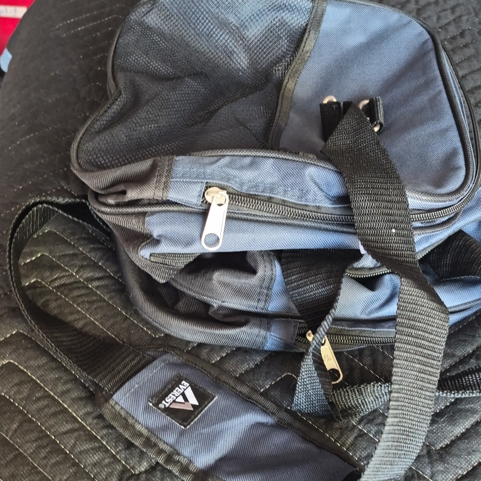 Everest Navy Black Gym Bag Polyester Adjustable Strap Zip Closure 3 Pockets