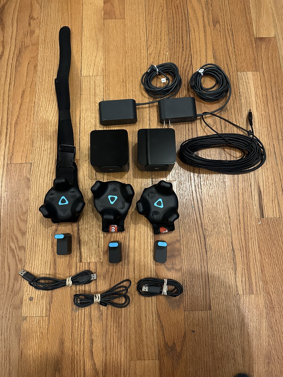 3 Htc Vive Tracker 2.0 with straps+2 1.0 base stations Vrchat full body tracking