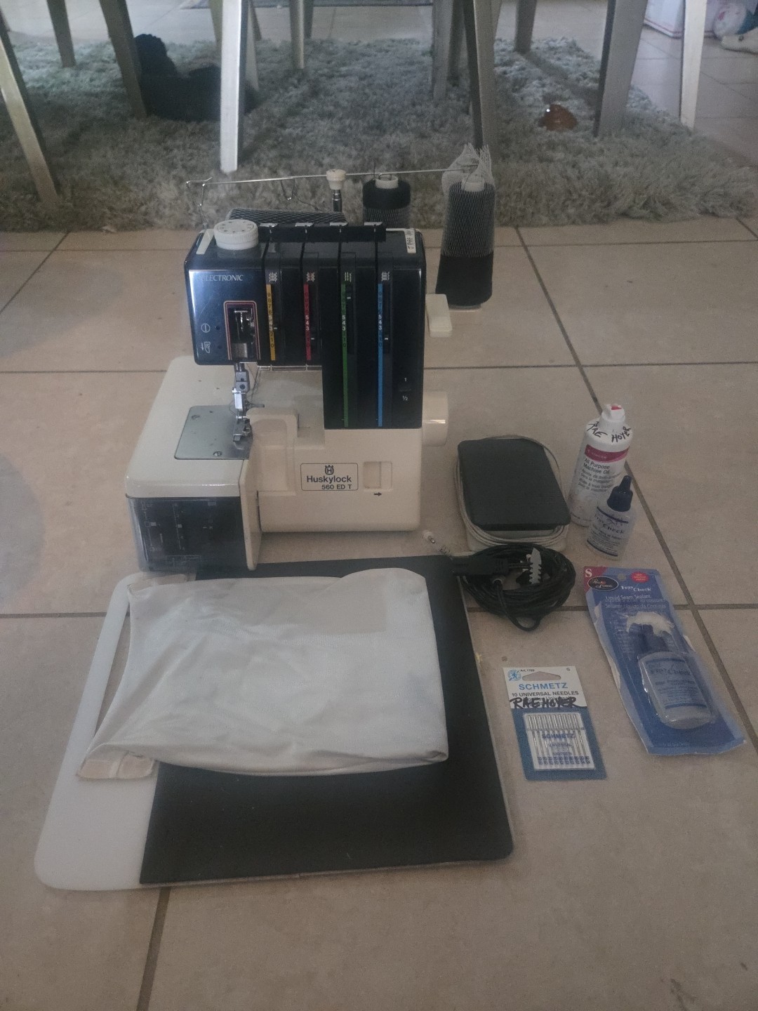 Husqvarna HUSKYLOCK 560 ED T Serger / W Pedal / Extras