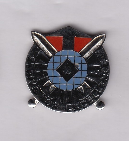 527th MILITARY INTELLIGENCE BN MI crest DUI badge c/b V-21
