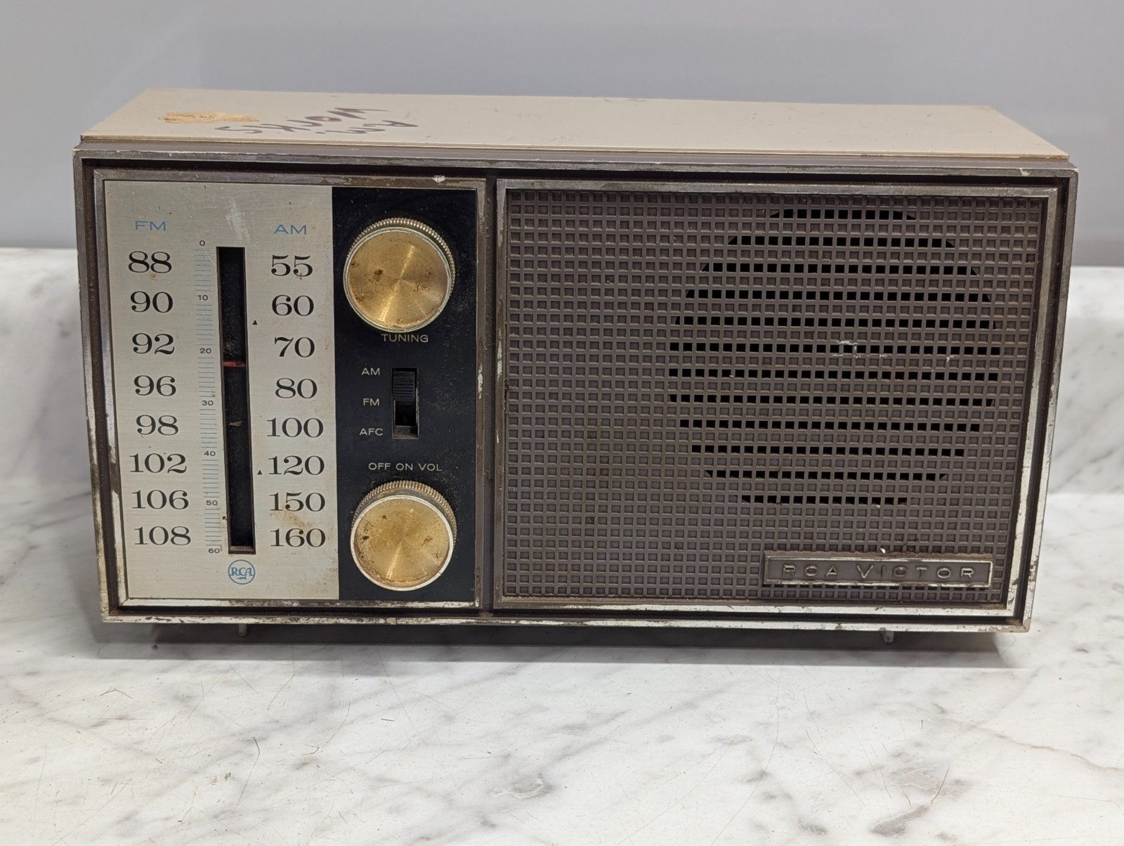 Vintage RCA Victor Model 3RC24 Superheterodyne AM FM Radio ~ UNTESTED FOR PARTS