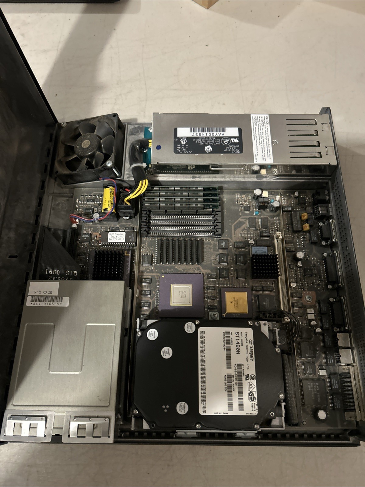 NeXT Computer NeXTstation Mono Model N1100 - Incomplete Powers Up - As Is Read