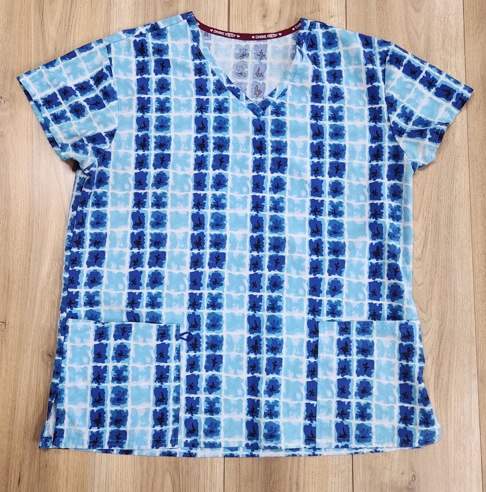 Divine Stretch Scrub Top Womens Sz Medium, V-Neck, Pockets  Lightweight