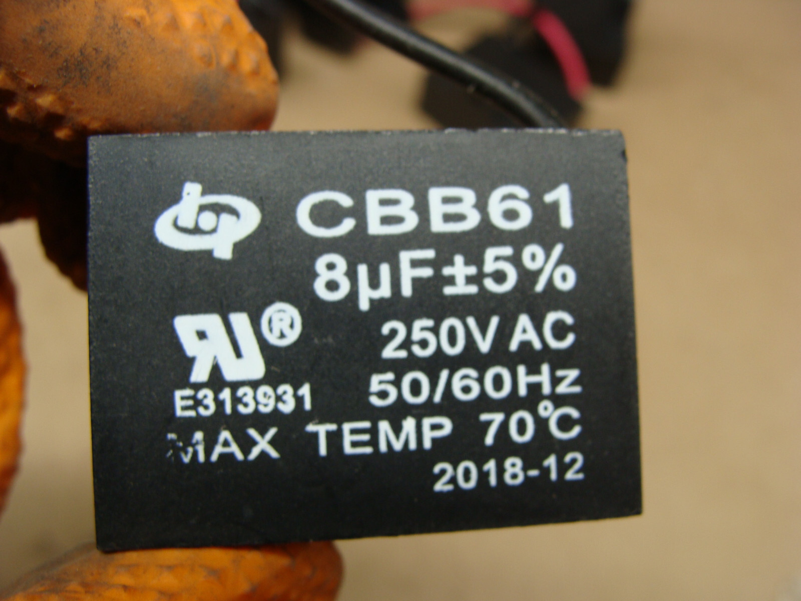 LOT OF 2 CBB61 2-WIRE CAPACITORS 8µF ±5% 250VAC TEMP 70°C 2018-12