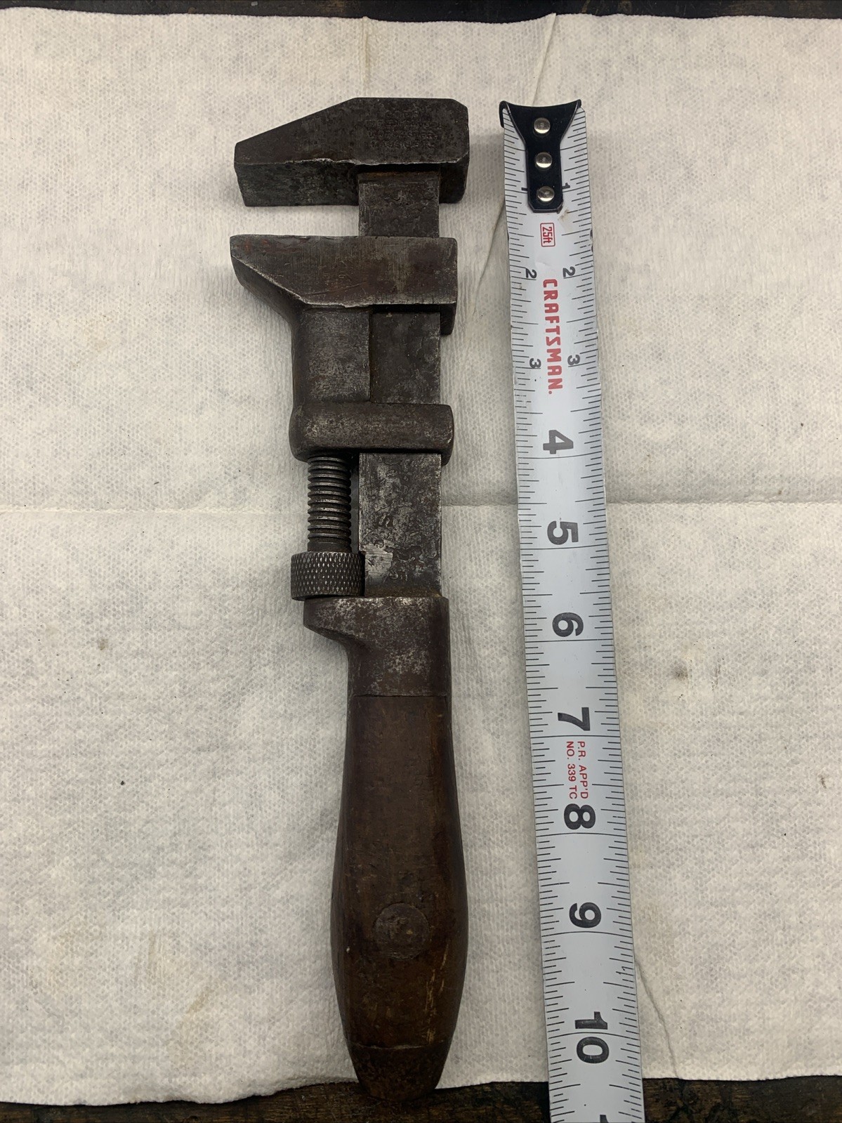 ANTIQUE L. COES WRENCH CO. 10 1/2” MONKEY PIPE WRENCH WOOD HANDLE WORCESTER MASS