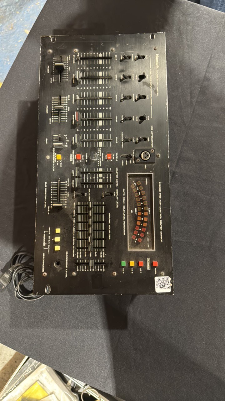 Numark DM1900 5-Ch Stereo Pre-Amp Mixer. Rack Unit. Serial 43010162