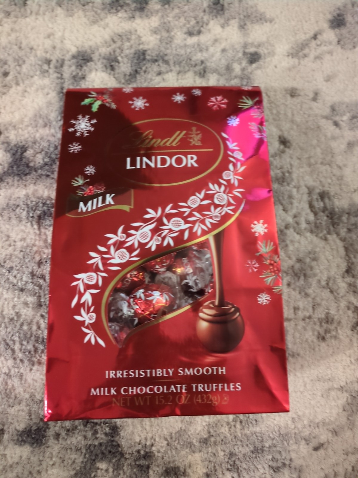 Lindt LINDOR Holiday Milk Chocolate Candy Truffles 15.2 Oz (432g) BB 06/31/2025