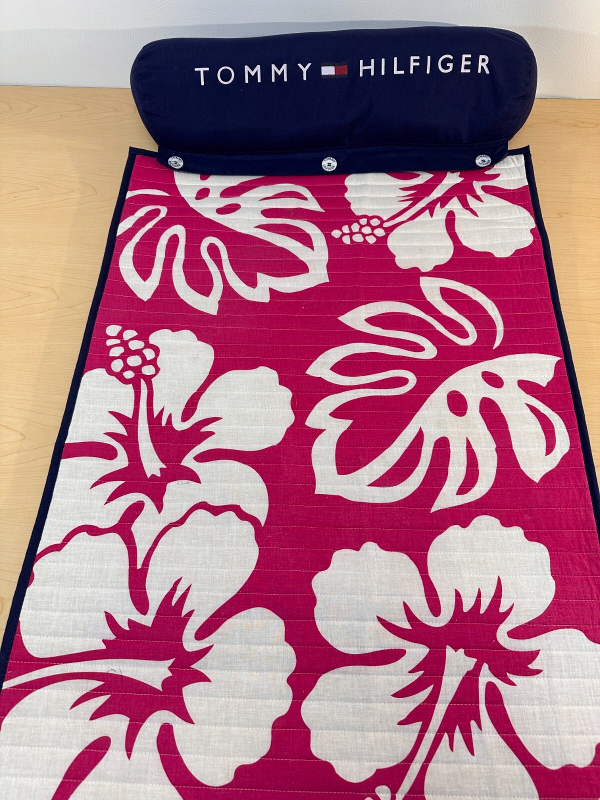 Tommy Hilfiger Roll Up Quilted Beach/Pool Mat W/Pillow Pink Blue White Flowers