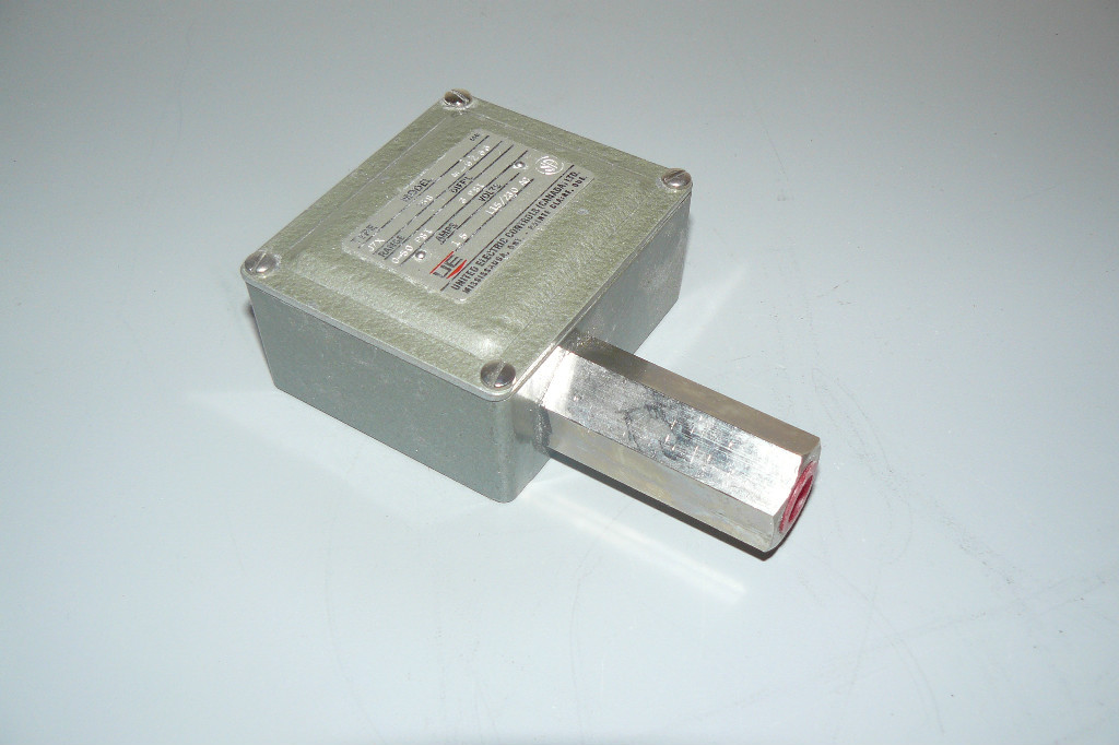 NEW UNITED ELECTRIC TYPE J7X PRESSURE SWITCH MODEL 258 M-6233 115/230 VAC 50 PSI
