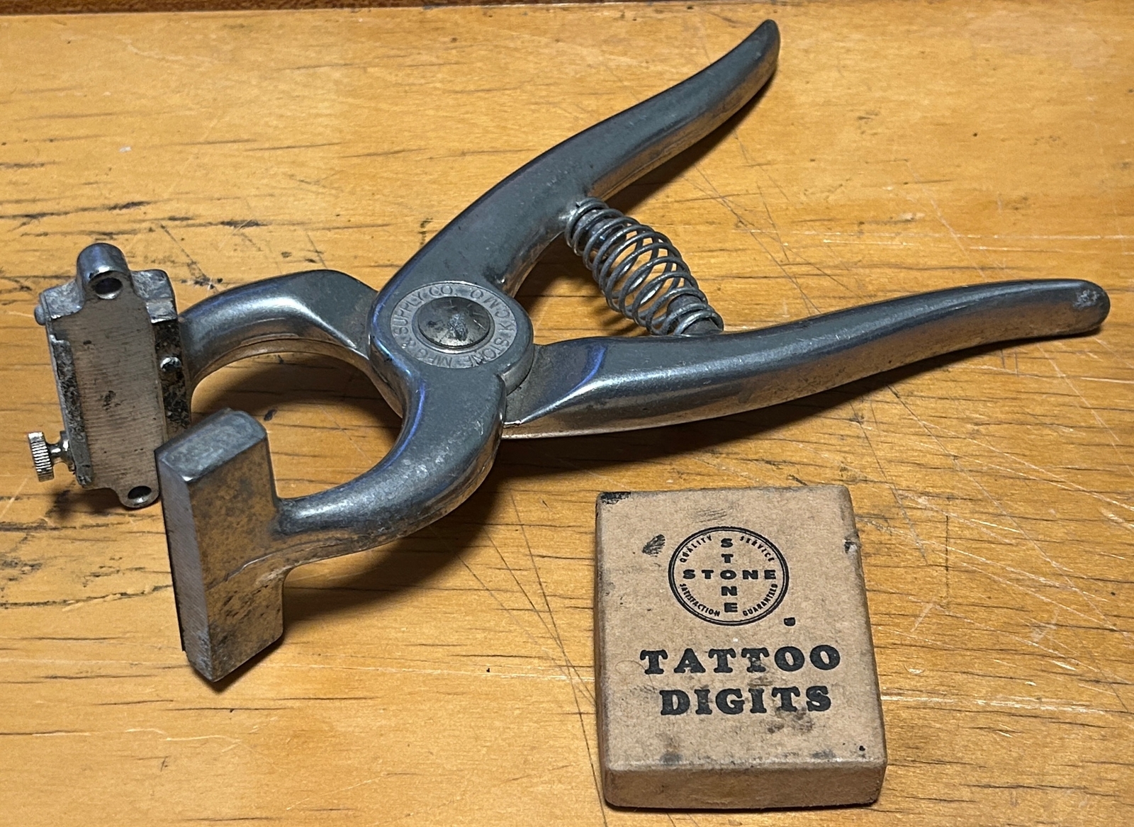 VINTAGE STONE MFG SUPPLY CO LIVESTOCK PIG TATTOO PLIERS + DIGITS KANSAS CITY MO