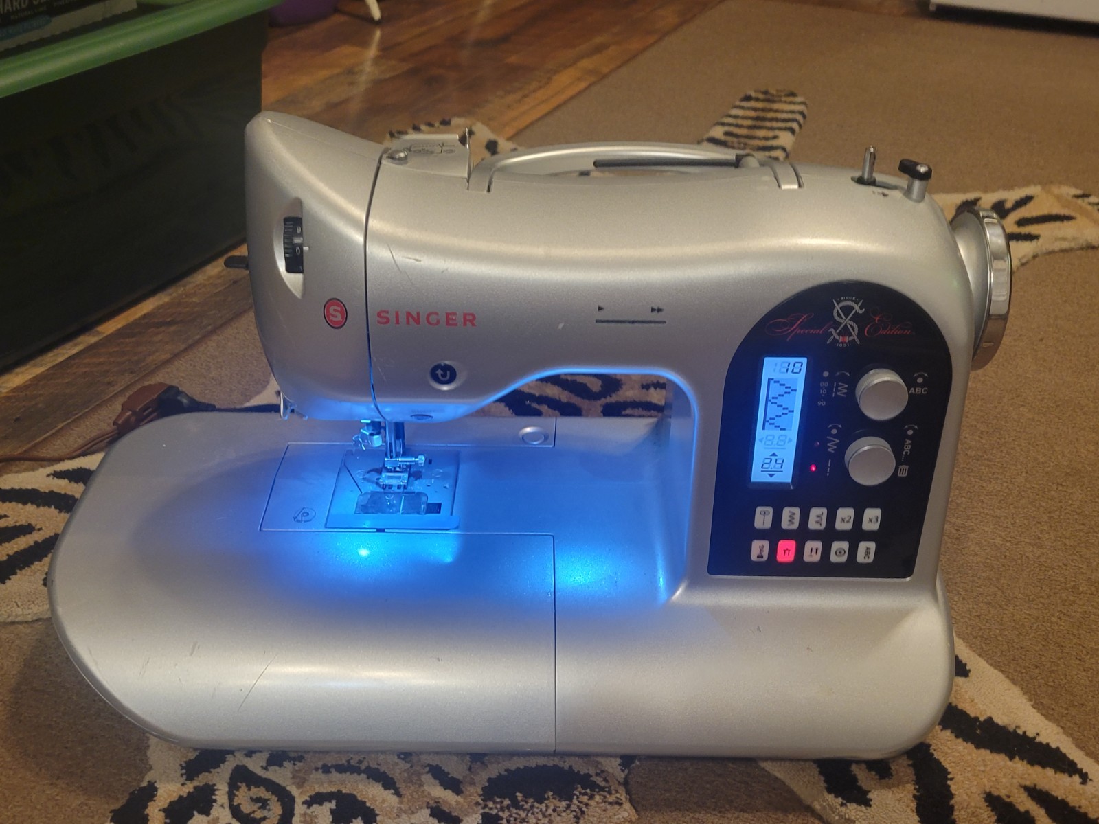 Singer 90S Special Edition computerized sewing machine USED