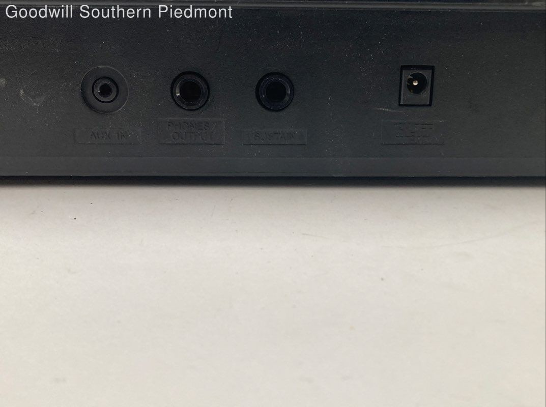 Yamaha PSR-E263 Electronic Keyboard - Tested, Read