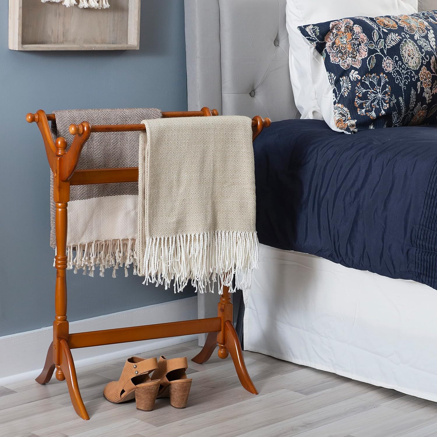 Vintage Oak Finish Wooden Quilt Rack Stand Blanket Bedspread Storage Display